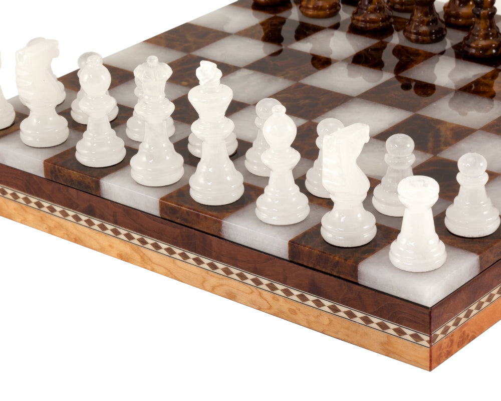 Jeu d'échecs et de dames en albâtre brun et blanc avec coffre incrusté