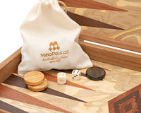 Jeu de Backgammon de luxe en loupe d'olivier par Manopoulos avec gobelets de backgammon en bois.