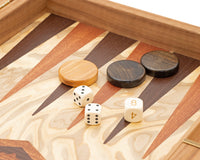 Jeu de Backgammon de luxe en loupe d'olivier par Manopoulos avec gobelets de backgammon en bois.