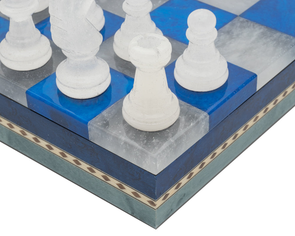 Jeu d'échecs et de dames en albâtre bleu et blanc avec coffre incrusté
