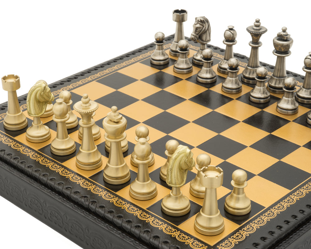 Le jeu d'échecs italien Turin Nero comprend un plateau de backgammon, des dames et des dés.