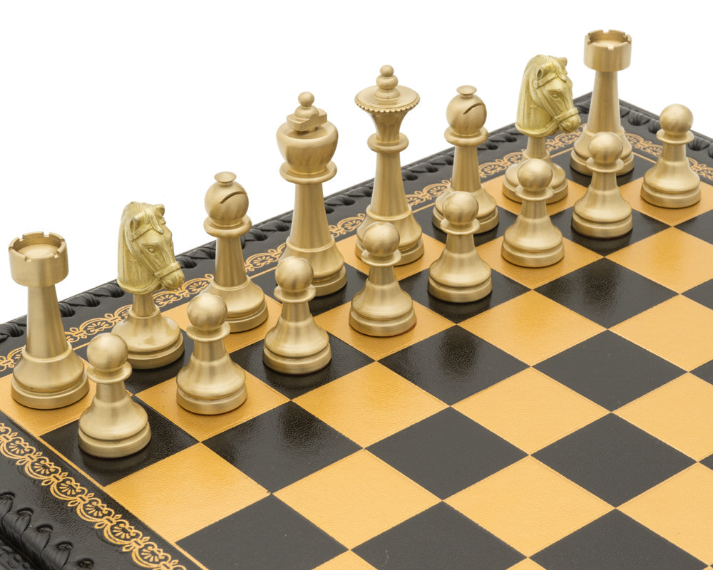 Le jeu d'échecs italien Turin Nero comprend un plateau de backgammon, des dames et des dés.