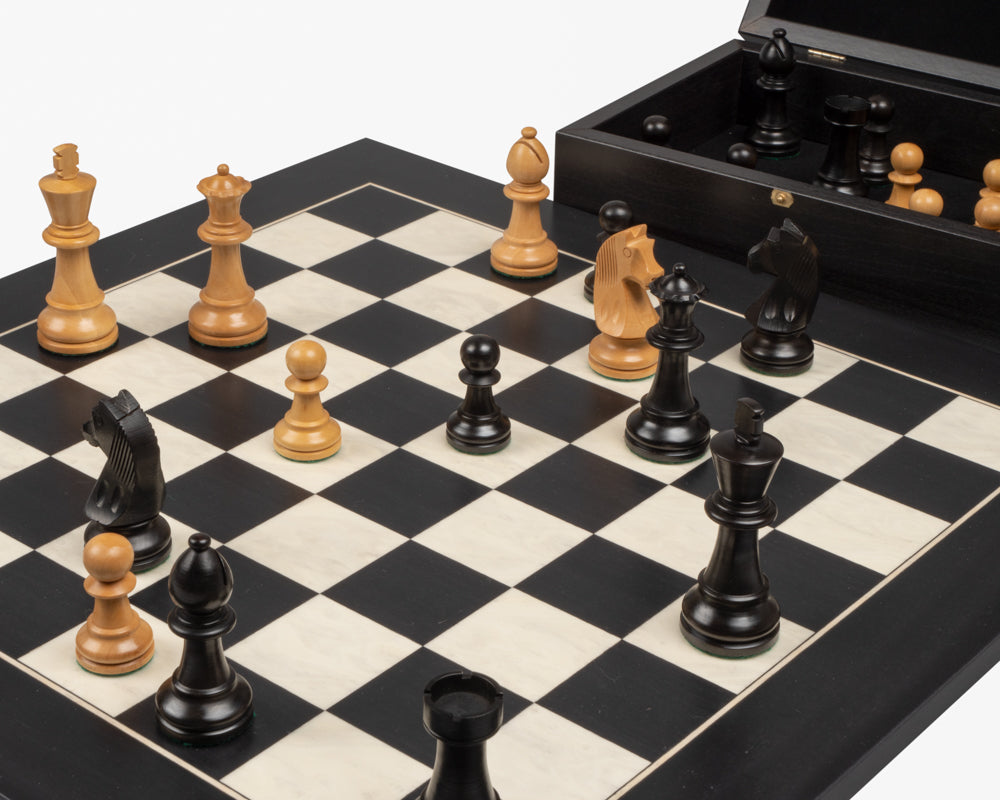 The Down Head Knight and Black Deluxe Chess Set with Case (Jeu d'échecs de luxe avec étui)