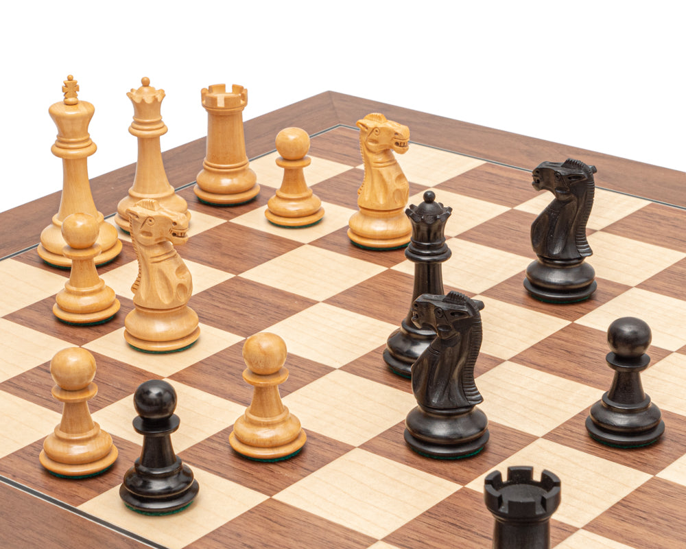 Le grand jeu d'échecs Warwick en noir et noyer