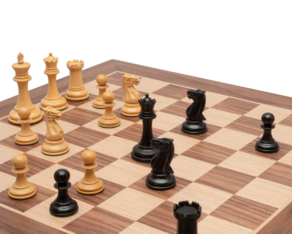 The Old English Elite Walnut and Black Deluxe Chess Set (Jeu d'échecs de luxe en noyer et noir)
