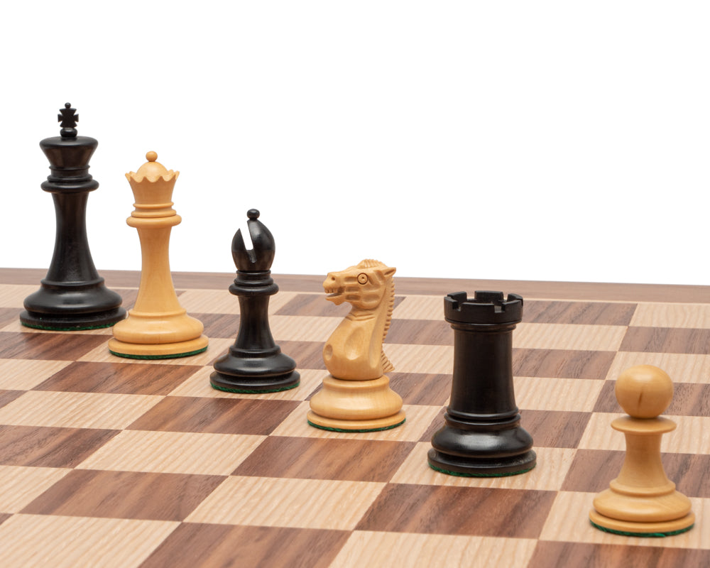 The Old English Elite Walnut and Black Deluxe Chess Set (Jeu d'échecs de luxe en noyer et noir)