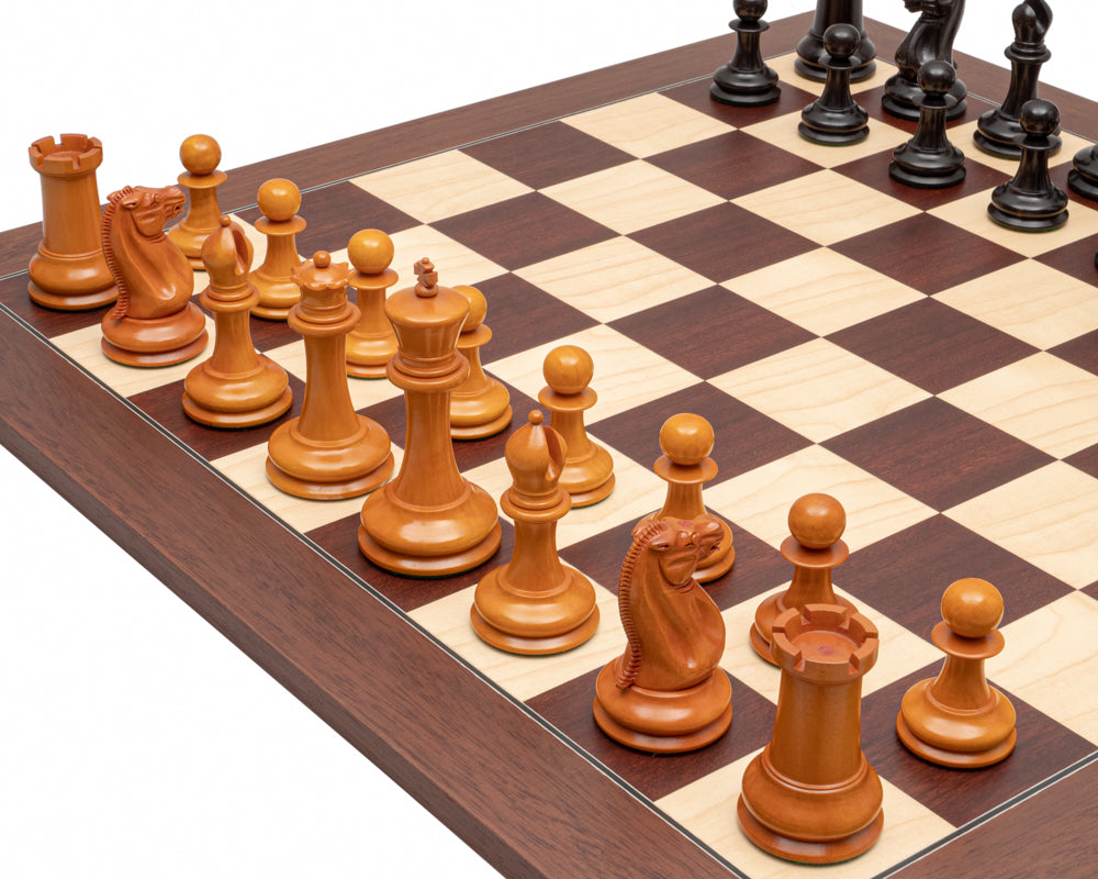 Le jeu d'échecs de luxe en ébène et montgoy de l'édition JJ Cooke