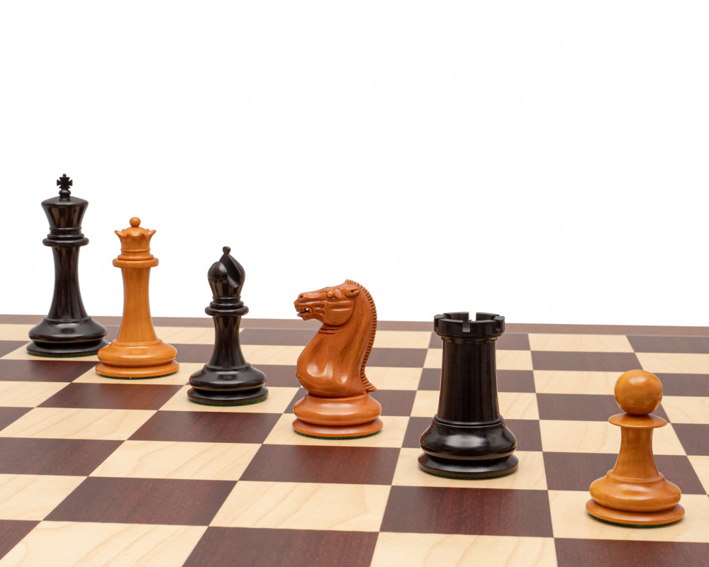Le jeu d'échecs de luxe en ébène et montgoy de l'édition JJ Cooke