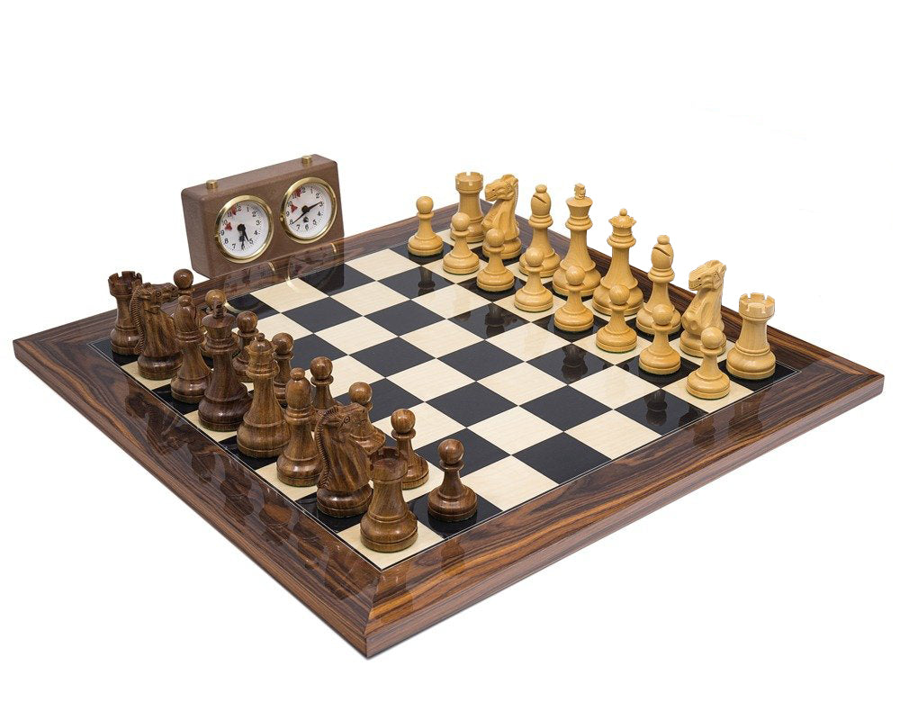 Le jeu d'échecs Broadbase en teck et palissandre avec horloge
