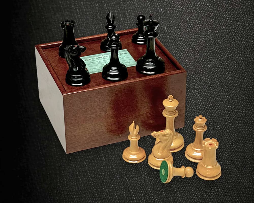 Le set d'échecs deluxe en ébène et acajou en édition limitée de Londres de 1850 avec étui et horloge.