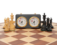 Jeu d’échecs Édition JJ Cooke, noir et acajou, avec coffret de rangement pour pièces d’échecs et pendule d’échecs